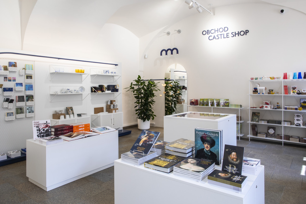Na bílém pozadí vyniknou nabízené suvenýry – většinou výrobky českých designérů a firem. (Design Shop Pražského hradu; Miroslav Nachlinger)