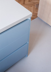 Kuchyňský ostrůvek stojí na rozhraní starších parket a nového marmolea. (Rekonstrukce bytu v panelovém domě v Praze na Gutovce; P2P.)