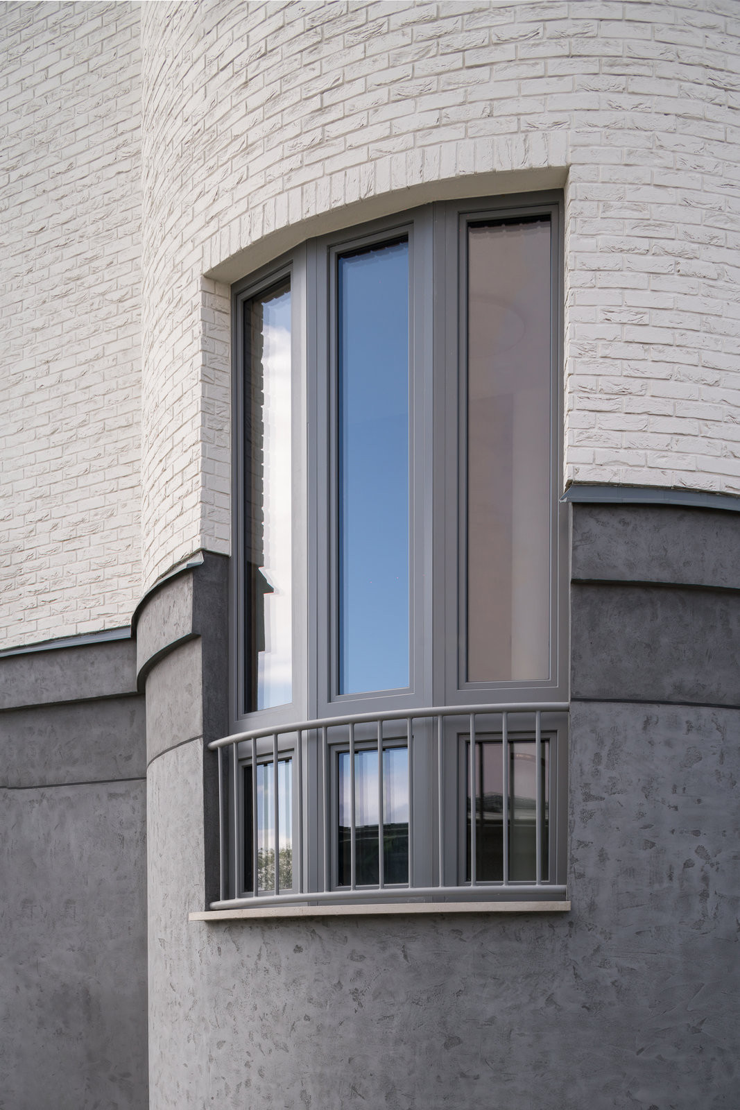 Blízký pohled na napojení vrstev fasády – precizní detail jako součást celku. (Nová radnice s plastickou fasádou; re:architekti)
