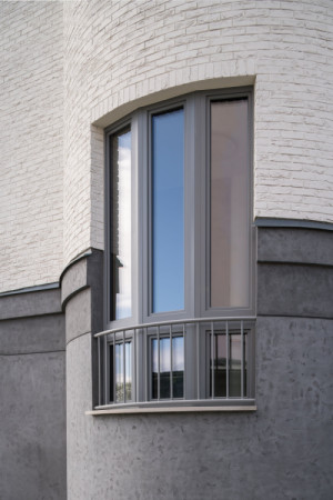 Blízký pohled na napojení vrstev fasády – precizní detail jako součást celku. (Nová radnice s plastickou fasádou; re:architekti)