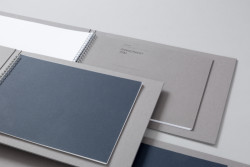 Rozložený přebal s vloženou vnitřní studií v kroužkové vazbě