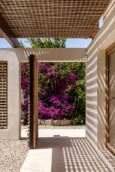Východ z atria do sadu (Farma Sa Taronja, Beef architekti)