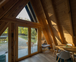 Aleš Polák si v jižních Čechách postavil chatu u rybníka. Je postavena ze dřeva, které vysázel jeho dědeček.