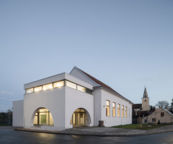 Skromně a účelně zrekonstruovaná sokolovna.(Sokolovna ve Veverských Knínicích; studio New Work)