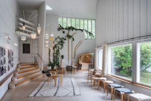 Zapsáno do UNESCO: Pohled na Aalto Atelier. Vnitřní balkon je v levém rohu (Alvar a Elissa Aalto, 1954-55, 1962-63)