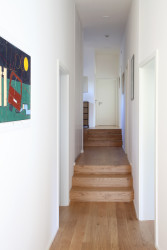 Prodesi/Domesi - Dřevostavba u Benešova: Interiér je rozdělen do několika výškových úrovní