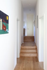 Prodesi/Domesi - Dřevostavba u Benešova: Interiér je rozdělen do několika výškových úrovní