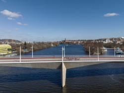 Chodci, tramvaje, autobusy. Od 17. dubna na novém Dvoreckém mostě (Pražanům se otevře Dvorecký most; ATELIER 6)