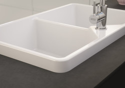 Detail povrchu keramického dřezu Franke