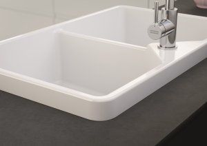 Detail povrchu keramického dřezu Franke