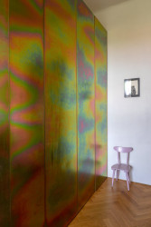 Rekonstrukce bytu v Praze-Nuslích, studio Collarch: Její dvířka jsou z galvanicky pozinkovaného plechu