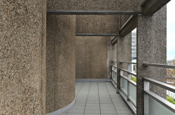 Brutalistický beton s oblázky, terasa