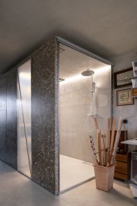 Papundekl architekti - Tři boxy z Packwallu v otevřeném prostoru: Box s prosklenou stěnou obsahující sprchový kout
