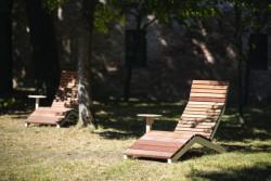 Jednoduchý pevný rám městského lehátka Rivage z výrazného a elegantního profilu