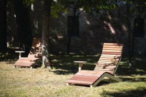 Jednoduchý pevný rám městského lehátka Rivage z výrazného a elegantního profilu