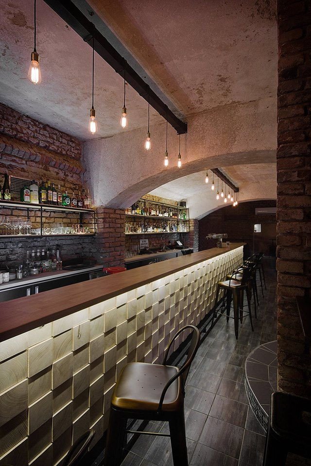 Interiéru dominuje bar. Foto