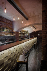 Interiéru dominuje bar. Foto