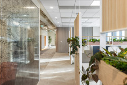 Soukromí zajišťuje v lounge zóně skleněná stěna s vektorovým polepem katastrální mapy Brna.