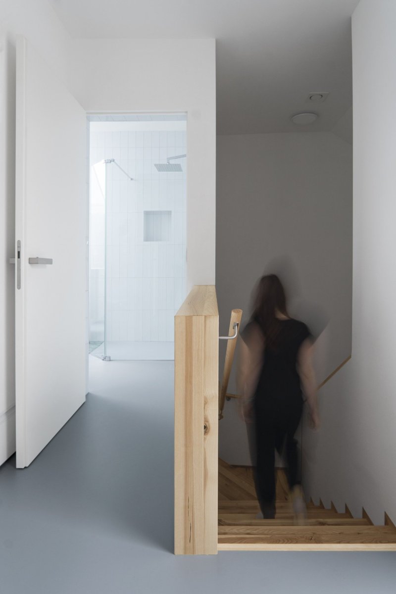 Pohled na schodiště (Rodinný dům v Senici na Hané, TŘI.ČTRNÁCT architekti)