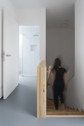 Pohled na schodiště (Rodinný dům v Senici na Hané, TŘI.ČTRNÁCT architekti)