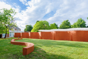 Název A Serpentine (Serpentýna) propojuje tvar s názvem zadavatele, galerií Serpentine Galleries a klikatě se vine prostorem. (Serpentine Pavilion 2026; LANZA atelier)