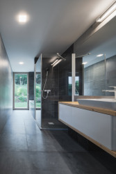 Dispozice nabízí na ploše téměř 250 m² pět obytných místností, dvě koupelny, prostornou šatnu a hlavní obytný prostor s kuchyní a jídelnou. (Vila nad vodou, 3AE)