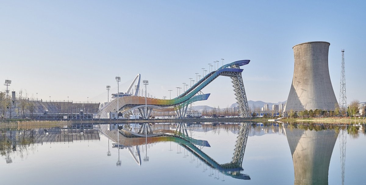 Návrh můstku Big Air Shougang vypracovali architekti z čínského studia TeamMinus, který založil profesor Li Brian Zhang. Konstrukci pokrývají hliníkové panely v barvě duhy kontrastující s ponurým prostředím pekingských oceláren. Stavba má přispět k postupné proměně této části města v kulturně-sportovní čtvrť.