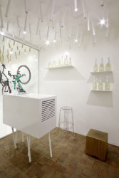 Cyklobutik L27, P6PA+Architects: Nevelký prostor působí vzdušně především díky minimálnímu množství nábytku