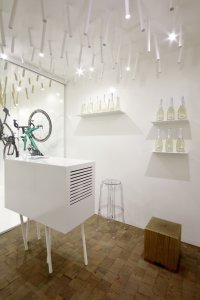 Cyklobutik L27, P6PA+Architects: Nevelký prostor působí vzdušně především díky minimálnímu množství nábytku