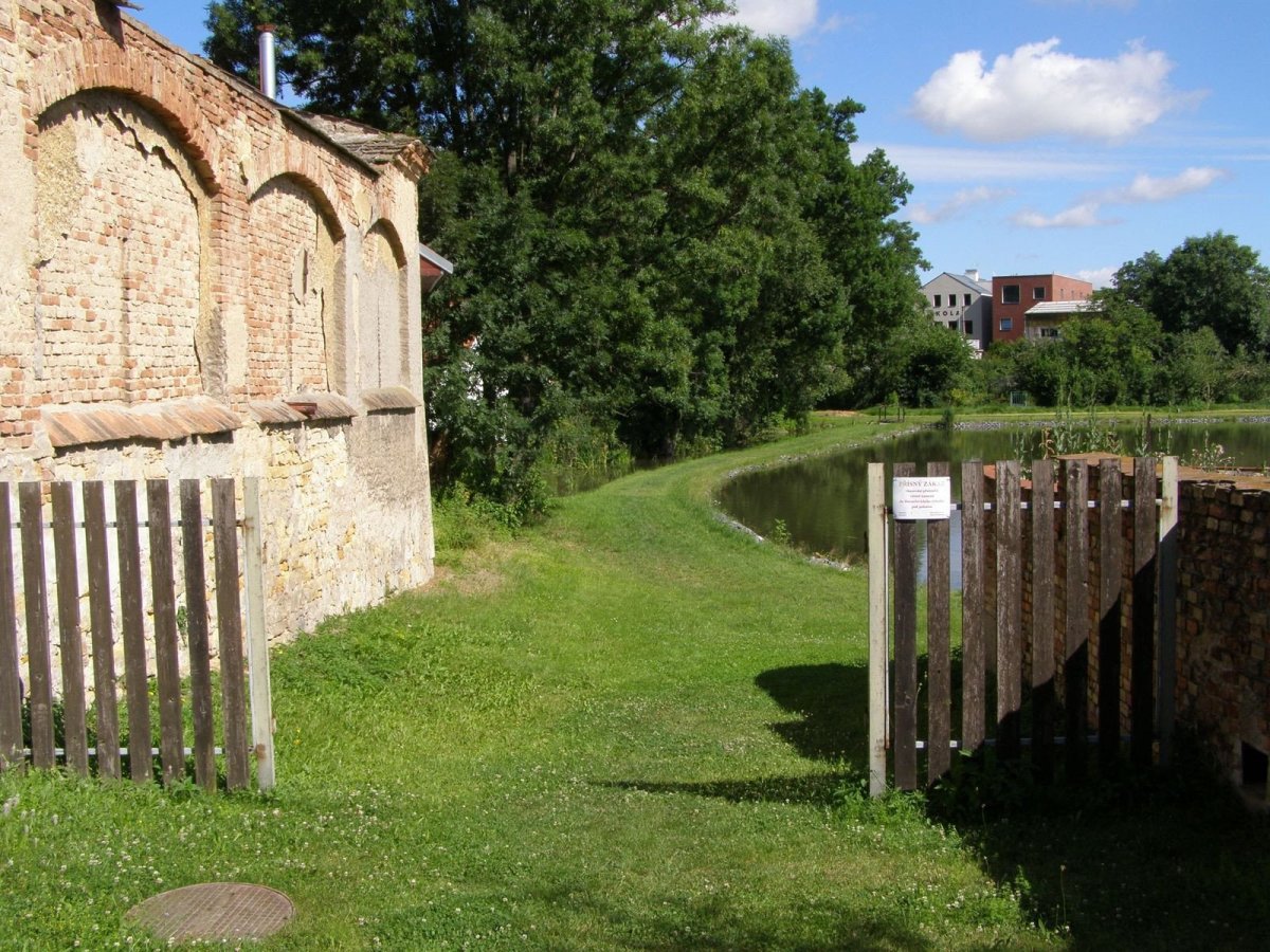 základní škola v Hovorčovicích u Prahy od architekta Ondřeje Tučka