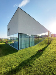 Dům s rampou, Prokš Přikryl: Rampa se napřímo propisuje do fasády domu šikmým velkoformátových zasklením