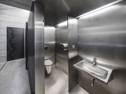 Hygienické zázemí materiálově navazuje na výstavní sál