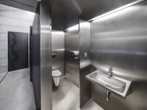 Hygienické zázemí materiálově navazuje na výstavní sál
