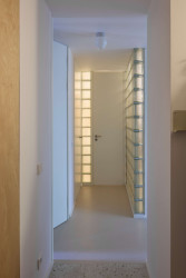 Aby stropy působily vyšší, navrhli architekti použít dveře bez horního překladu. (Byt v paneláku od hurá studio)