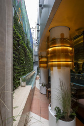 Nového je ve W Prague ostatně spousta. Takřka celý dvůr zastavěla nová přístavba. Má elyptický půdorys a jsou v ní dvě třetiny z celkového počtu hotelových pokojů.