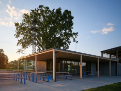 Ze dřeva je také pergola před klubovnou, která v době zápasů funguje také jako prodejna občerstvení. (Sportovní areál SK Planá, PROAM ARCHITEKTI)