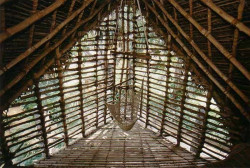 Vlastní chatrč architektky v Auroville, Anupama Kundoo, 1990.