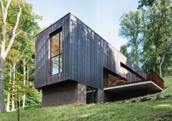 Budova je strukturovaná kolmo ke svahu, foto