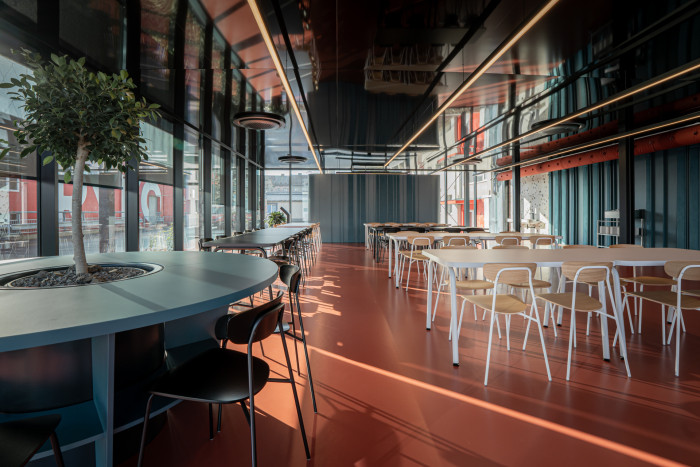 Mjölk architekti ve spolupráci s interiérovou designérkou Jitkou Třmínkovou navrhli jídelnu děčínské firmy RYKO.