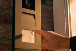 Domovní telefon ABB-Welcome se hodí pro rodinné domy i velké bytové domy.