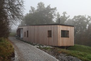 Prodesi/Domesi - Dřevostavba u Benešova: Naším cílem bylo vytvořit dům, který splyne s okolím a stane se přirozenou součástí přírody, říkají architekti
