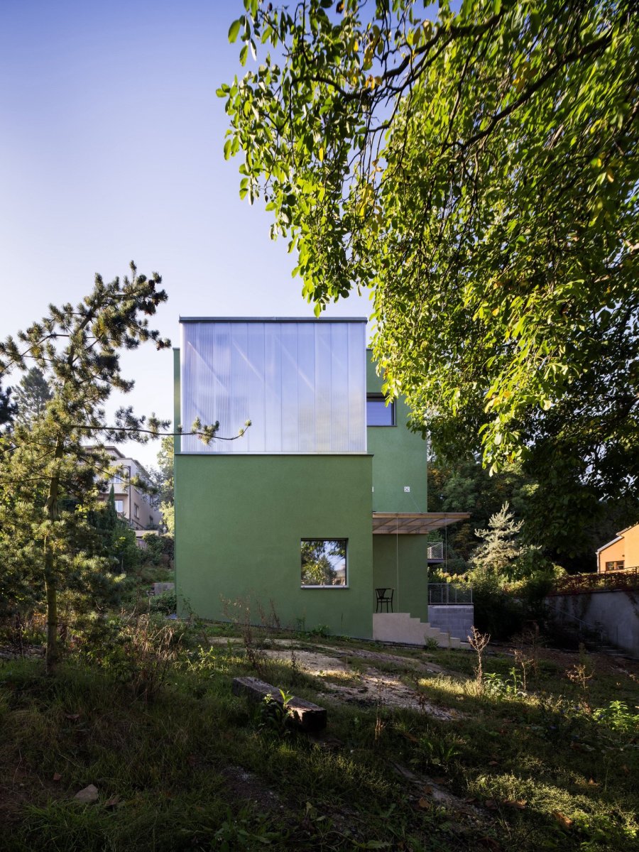 Polotransparentní fasáda vpouští lomené světlo na schodiště. (AOC architekti, rezidence Zelený dům)