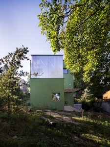 Polotransparentní fasáda vpouští lomené světlo na schodiště. (AOC architekti, rezidence Zelený dům)