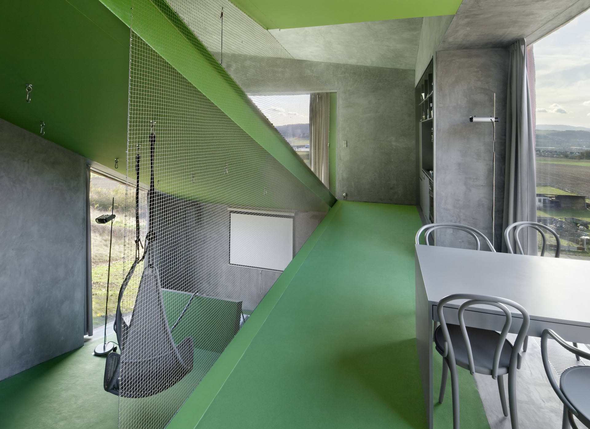 Za růžovou slupkou je Hermína zeleno-šedivá. Určitě by se v ní dobře bydlelo i Kenovi, a to je přeci to, co si přejeme - aby všechny Barbie a všichni Kenové žili ve vzájemném respektu a rovnosti. (Vila Hermína, Jan Šépka, Tomáš Hradečný, Petr Hájek / HŠH architekti, 2000)