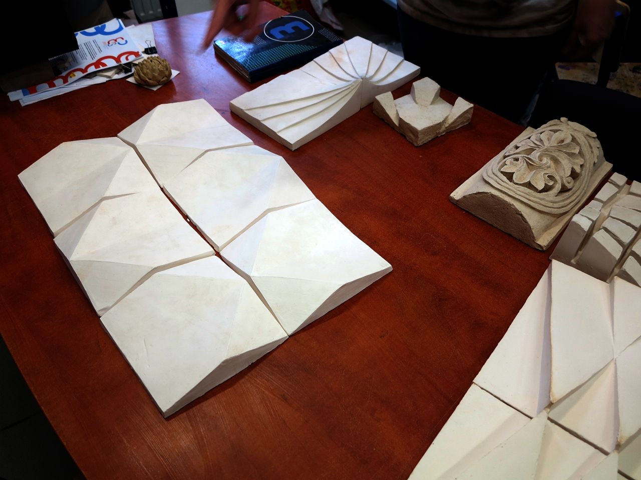 Keramický kachel s navazujícím plastickým motivem – foto