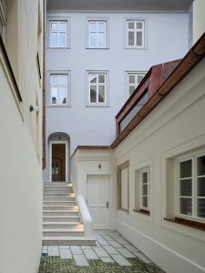 Osvětlení ve společných prostorách je řešeno s velkou péčí o detail. (Rekonstrukce měšťanský dům na Valdštejnském náměstí, Formafatal)