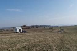 K přesunu domku Mobile Hut&nbsp;potřebujetejen&nbsp;větší osobní&nbsp;auto s&nbsp;tažným zařízením, tzv. koulí. Postavit ho můžete kdekoli bez stavebního povolení