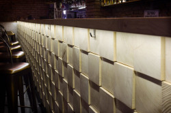 Interiéru dominuje bar. Foto