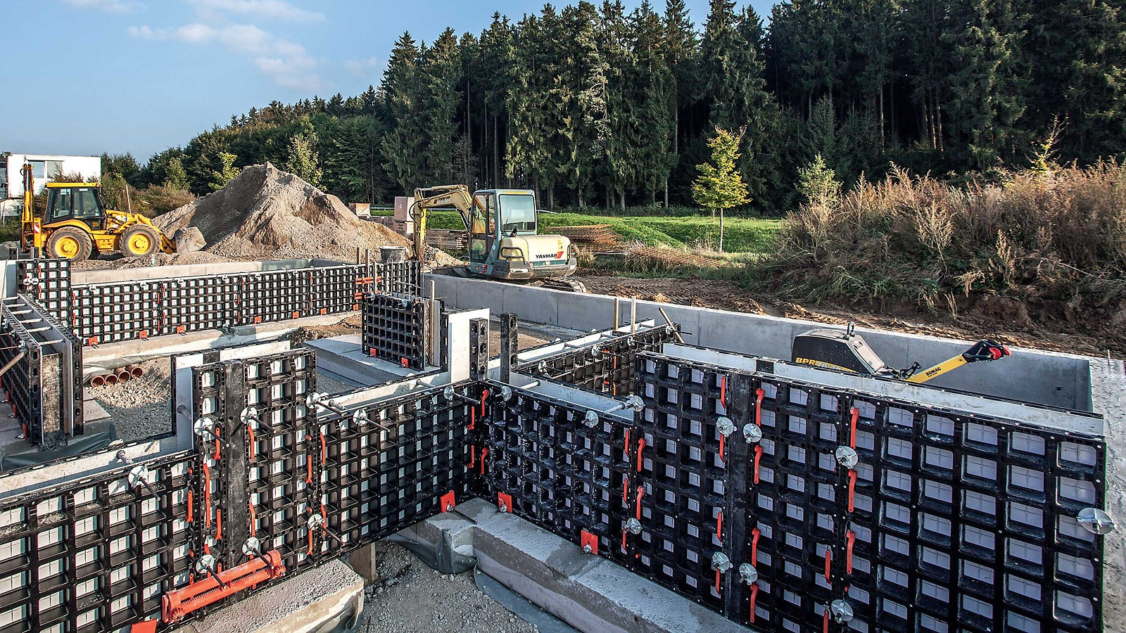 Lehké rámové bednění DUO od PERI pro stěny, sloupy a stropy.