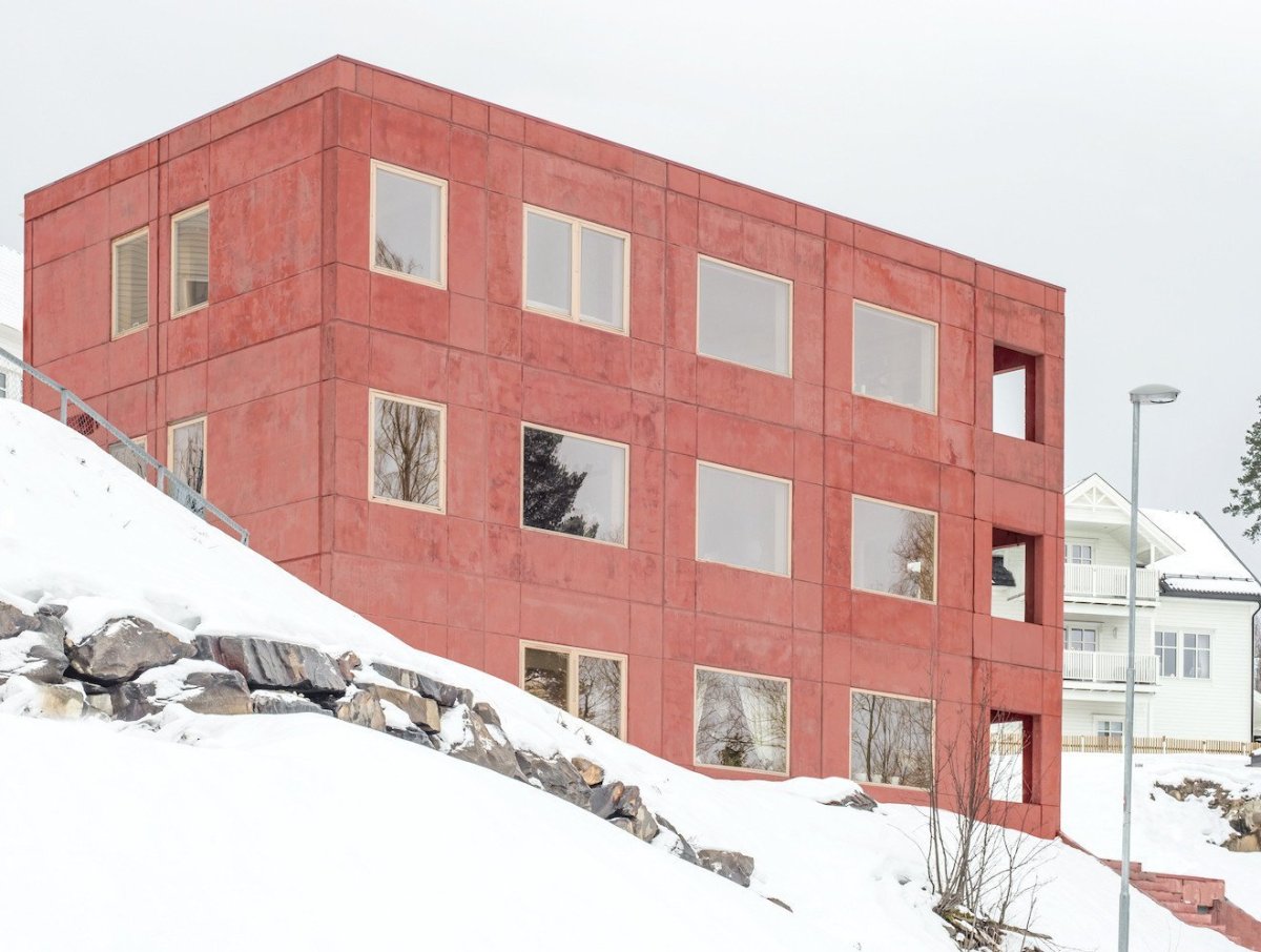 Červený dům z betonu v Lillehammeru, Sanden + Hodnekvam Architects/ John Sanden, Ingvild Hodnekvam, Anders Bjørneseth.